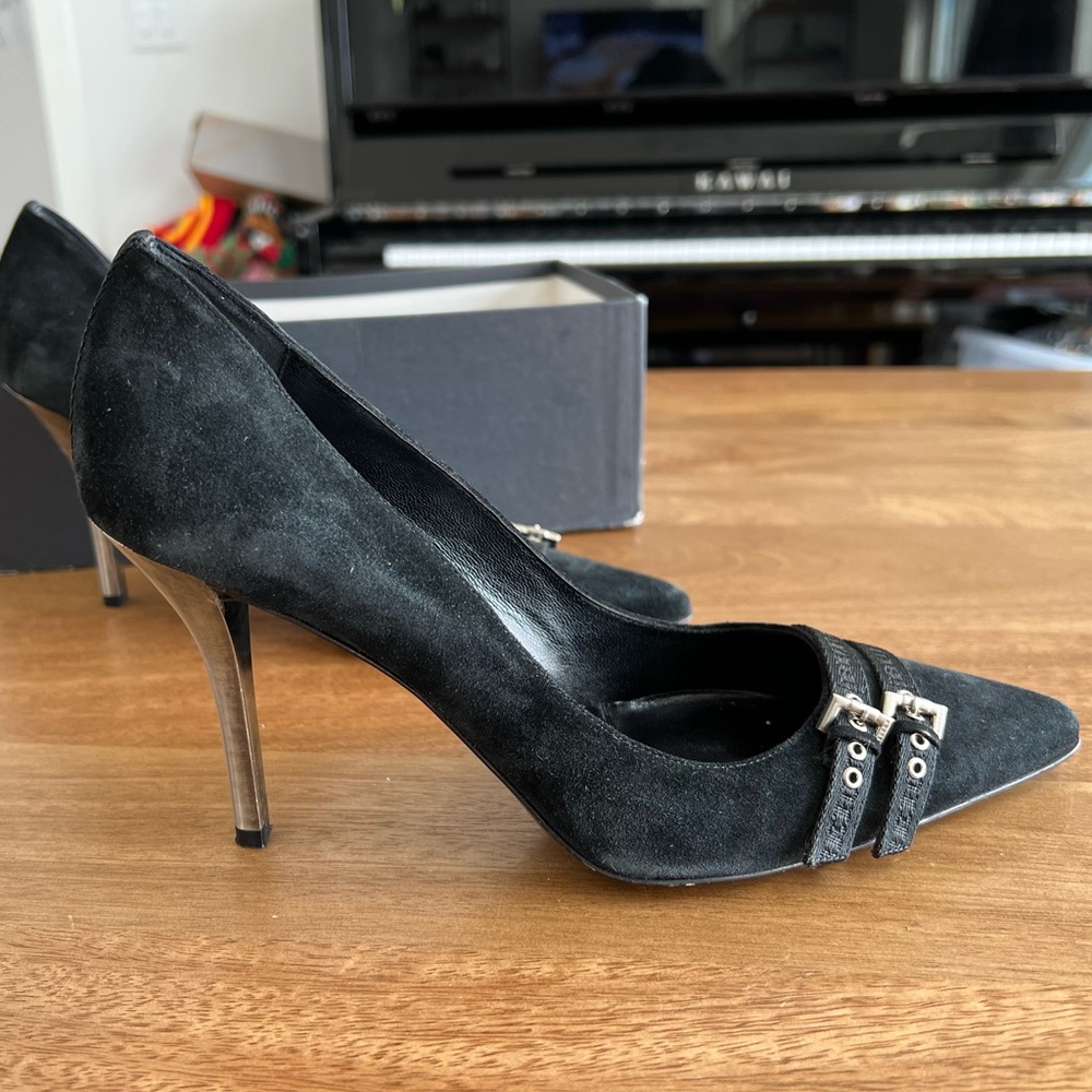 Burberry Black Suede Pumps with Logo Buckle Trim - Size 39 - Picture 9 of 9